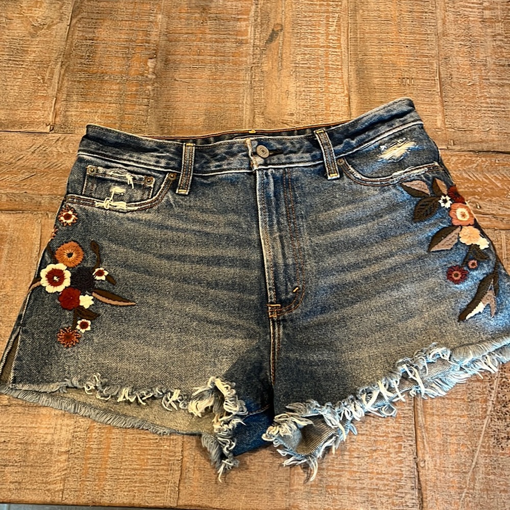 COPY - Abercrombie & Fitch Embroidered Cut Off Shorts Size 28